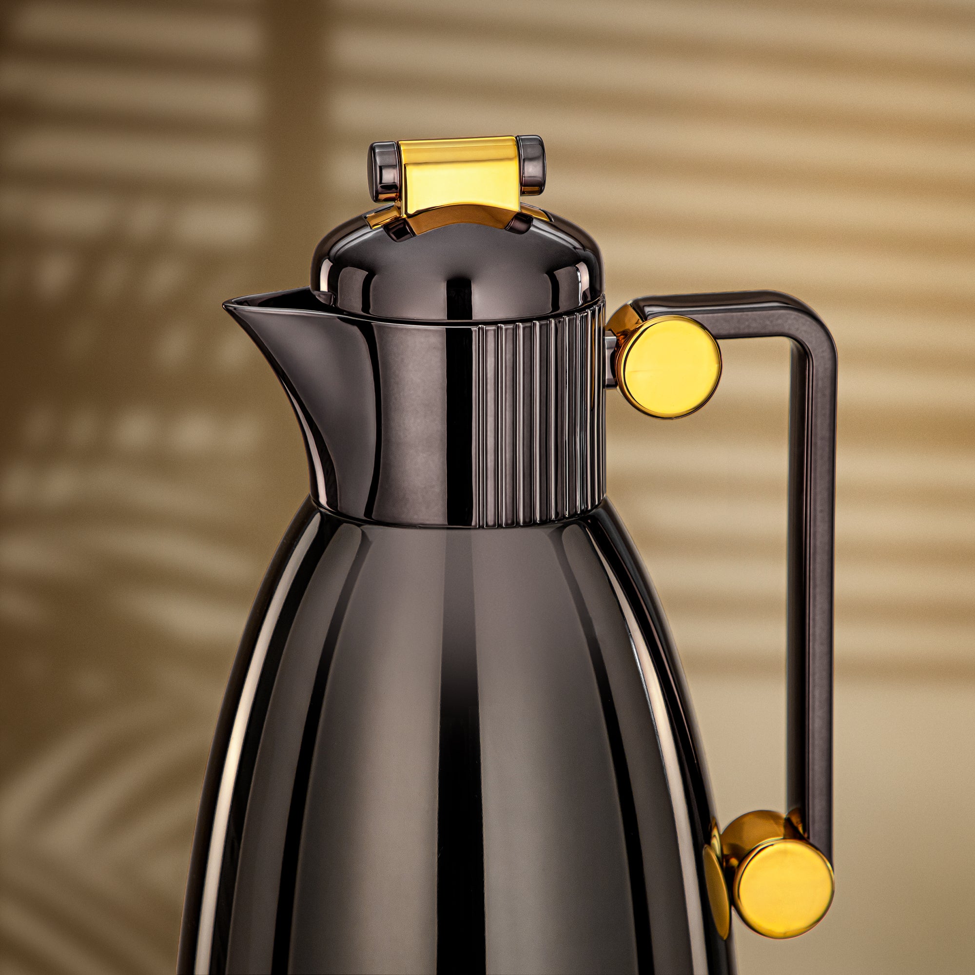 طقم ترامس المرجان 0.7 لتر و1 لتر باللون الأسود الذهبي