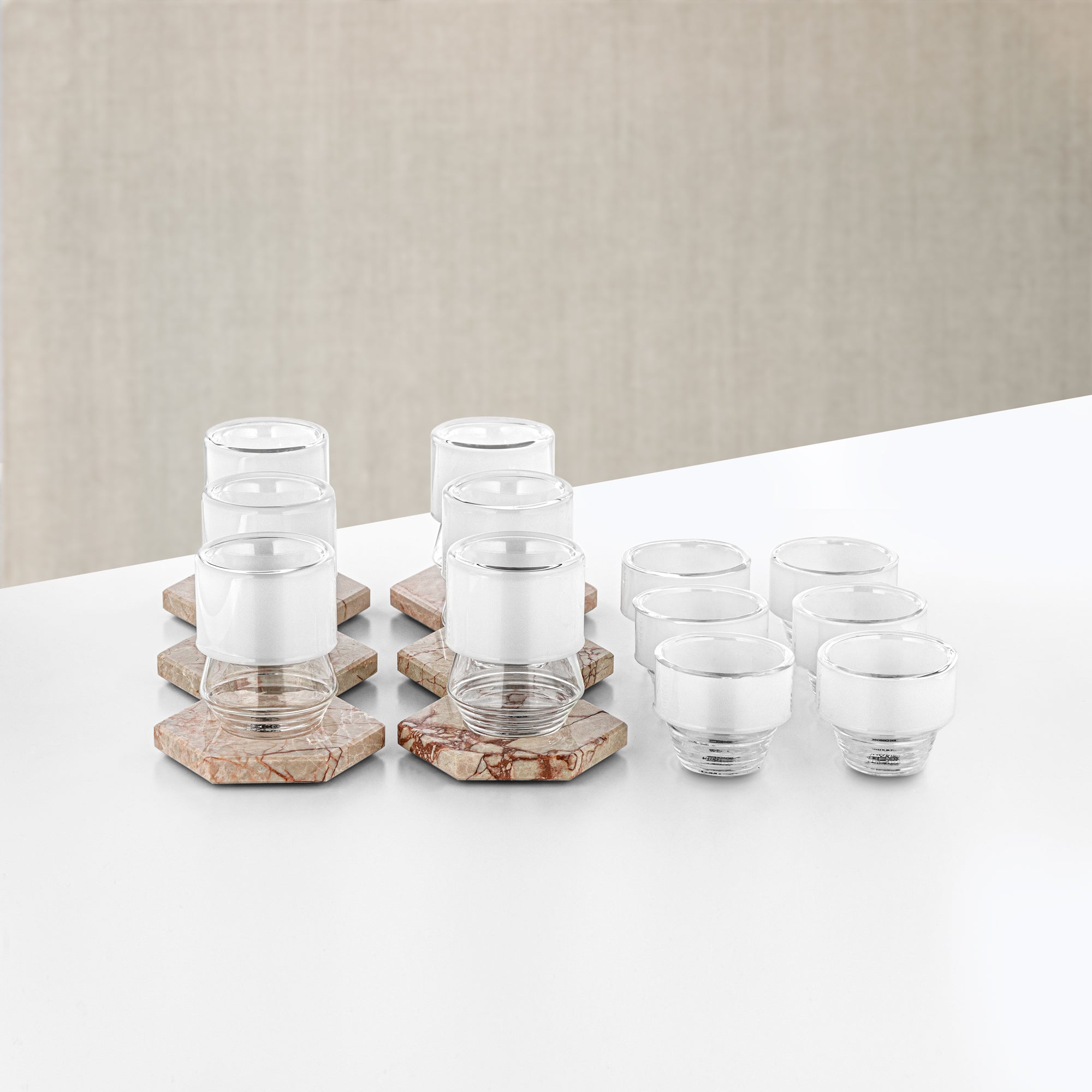 طقم أكواب الشاي والقهوة المرجان، ١٨ قطعة، شفاف مع صحون رخامية