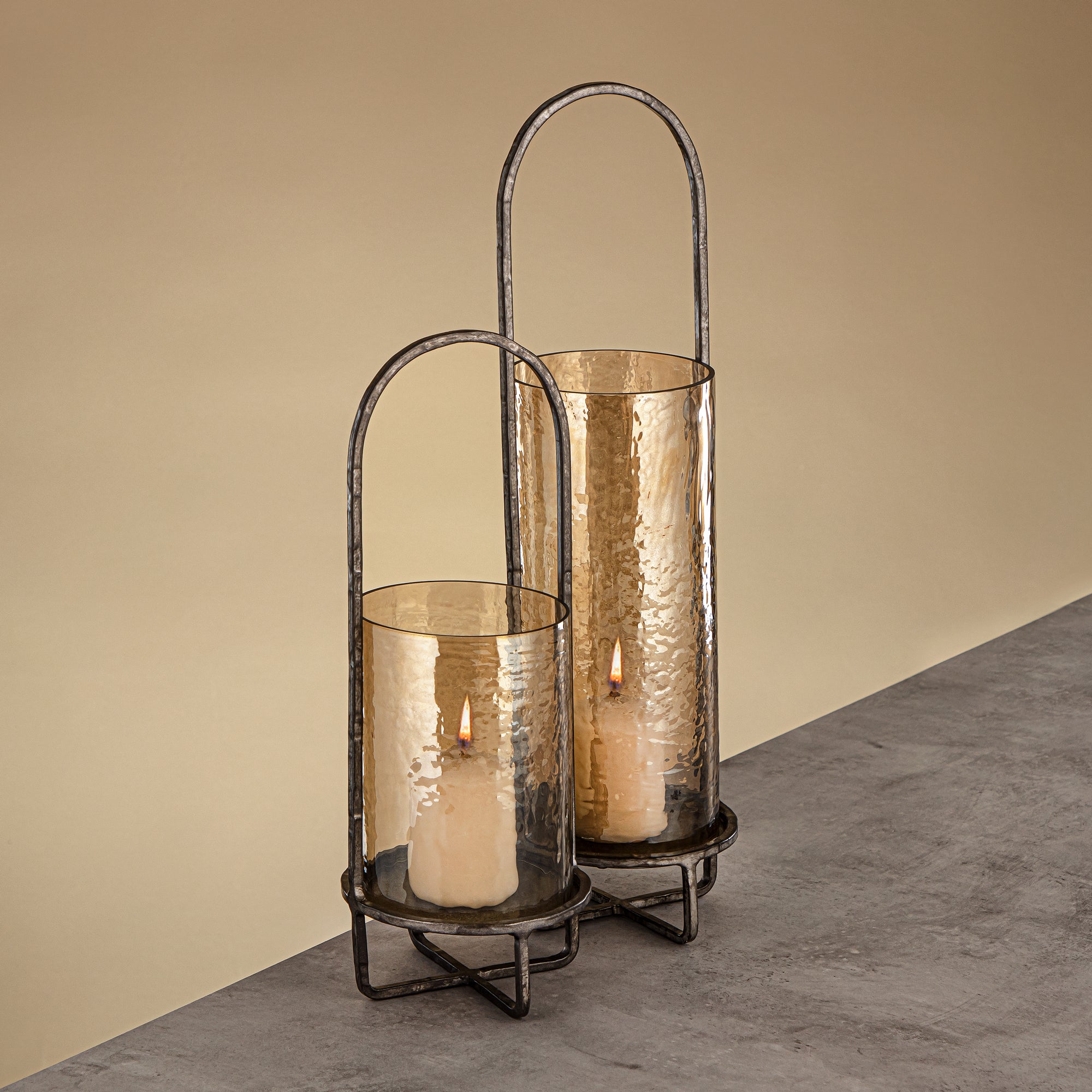 فانوس إعصار أمارجان مايلز نحاس مطروق زجاج بني 13.5x13.5x36 سم حامل فضي عتيق (GMT2960004)