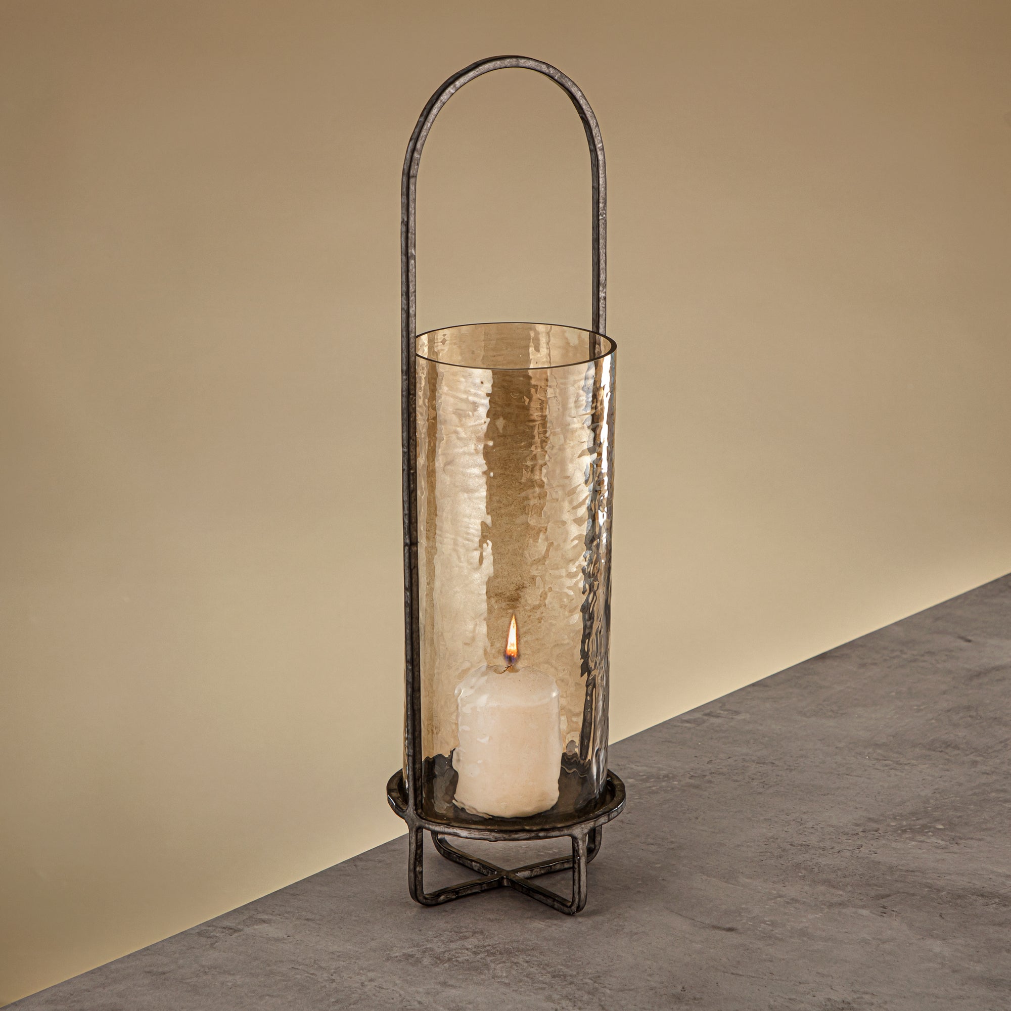 فانوس إعصار أمارجان مايلز نحاس مطروق زجاج بني 13.5x13.5x47 سم حامل فضي عتيق (GMT2960008)