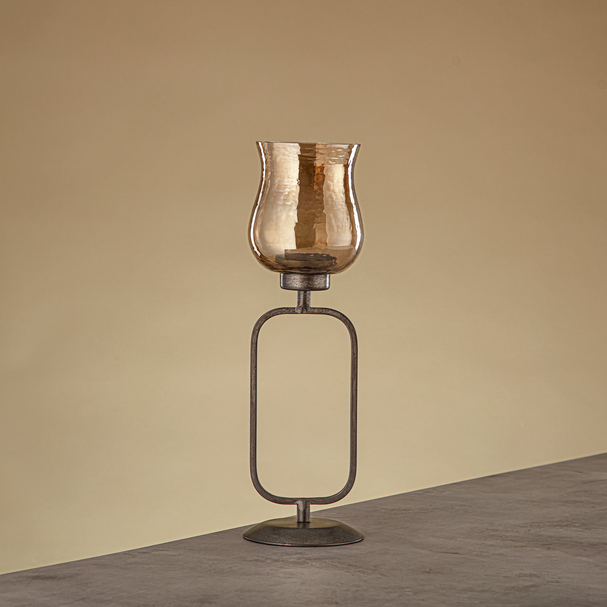 حامل شموع العنصر المرجان نحاس مطروق زجاج بني 11x11x36 سم حامل فضي عتيق (GMT2960010)