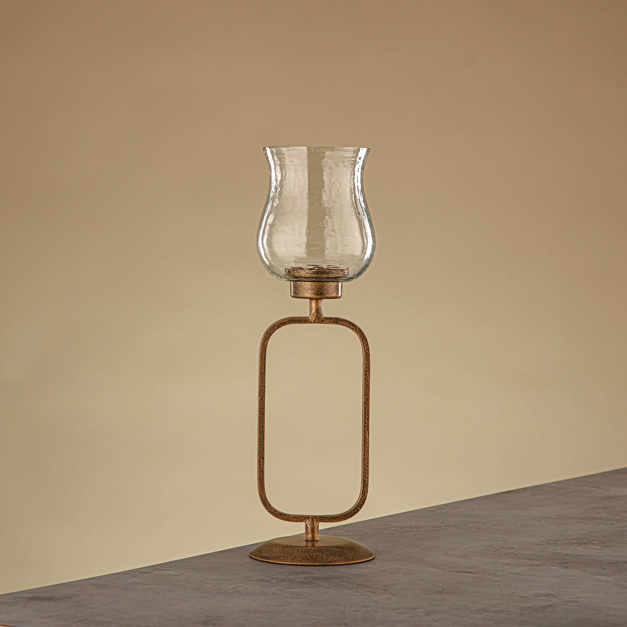 حامل شموع العنصر المرجان مطروق زجاج شفاف 11x11x36 سم حامل ذهبي عتيق (GMT2960011)