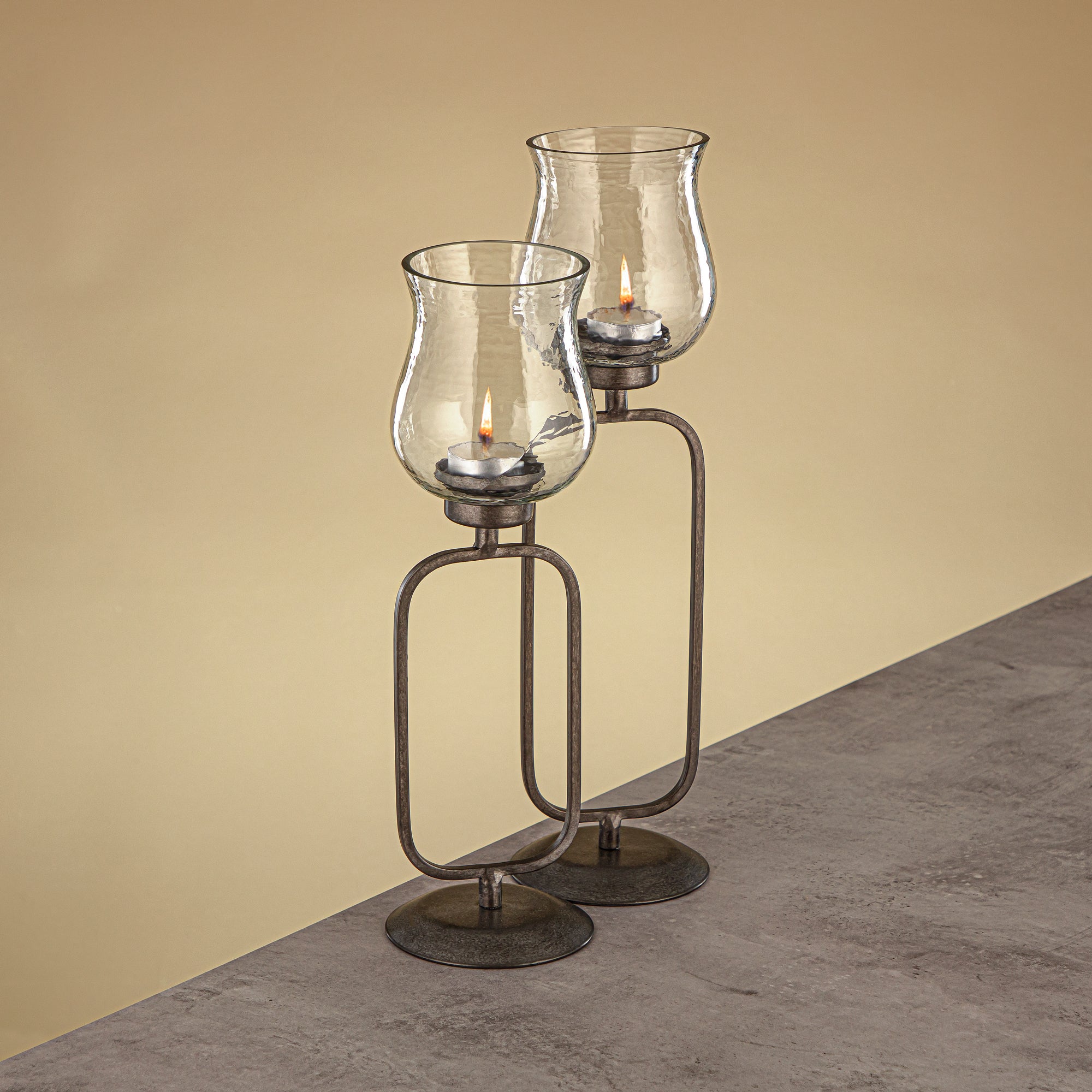 حامل شموع العنصر المرجان مطروق زجاج شفاف 11x11x41 سم حامل فضي عتيق (GMT2960016)