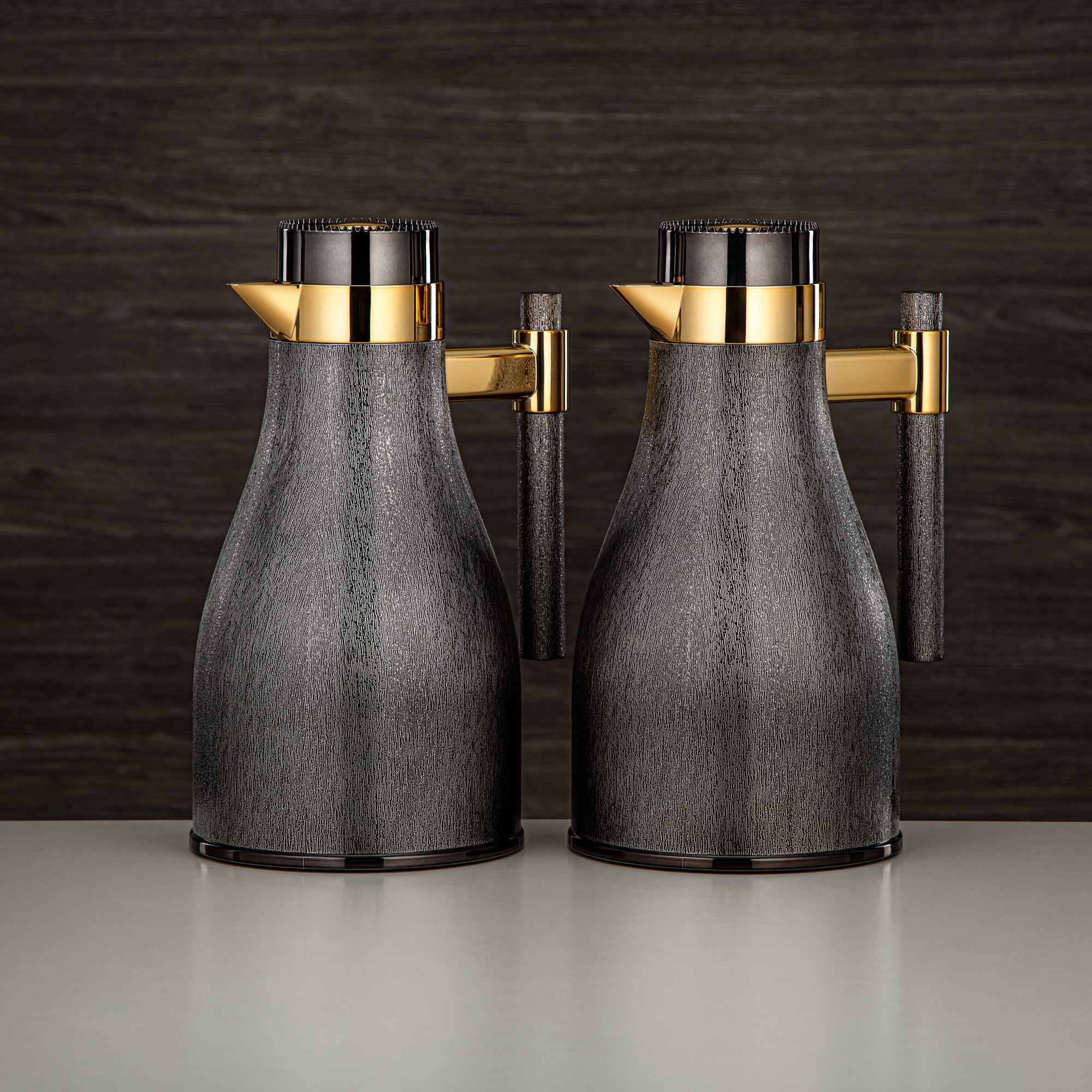 طقم ترامس المرجان ABS زر ضغط 1 لتر + 1 لتر مسدس أسود وذهبي (GOK-NBK-NBK-G) - تقديم أنيق