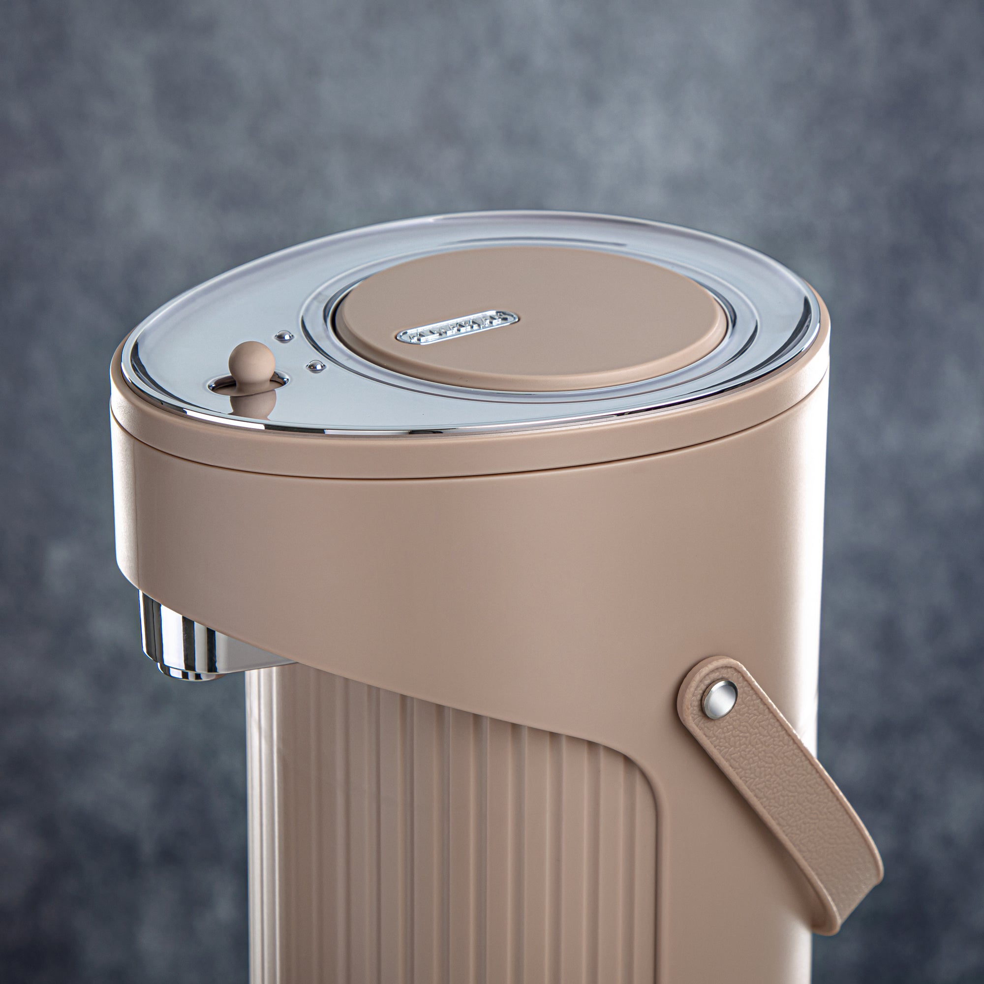 ترمس المرجان سعة 2.2 لتر مزود بمضخة. باللون البني الفاتح والفضي - SM-2417A-220 LBR/C