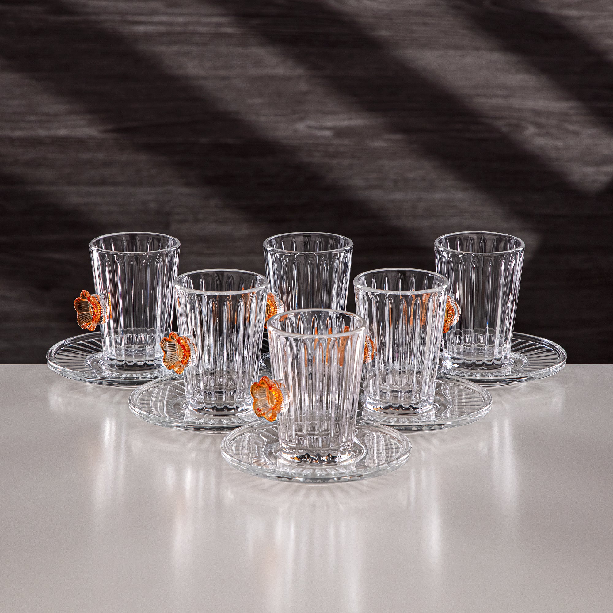 كوب وصحن الشاي المرجان شفاف مع زهرة برتقالية