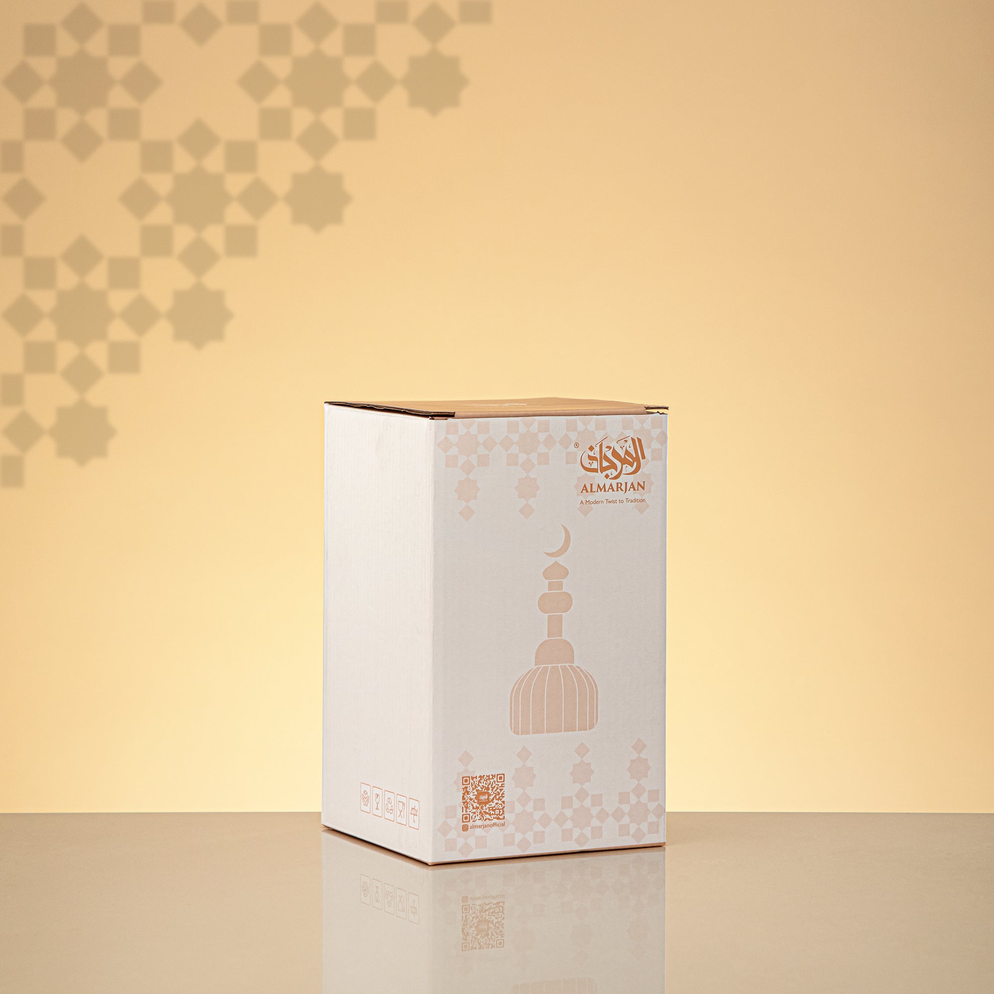 Almarjan Minaret Table Decoration 17cm x 9cm White with Silver Lines & Crescent Moon – Noor Al Layali