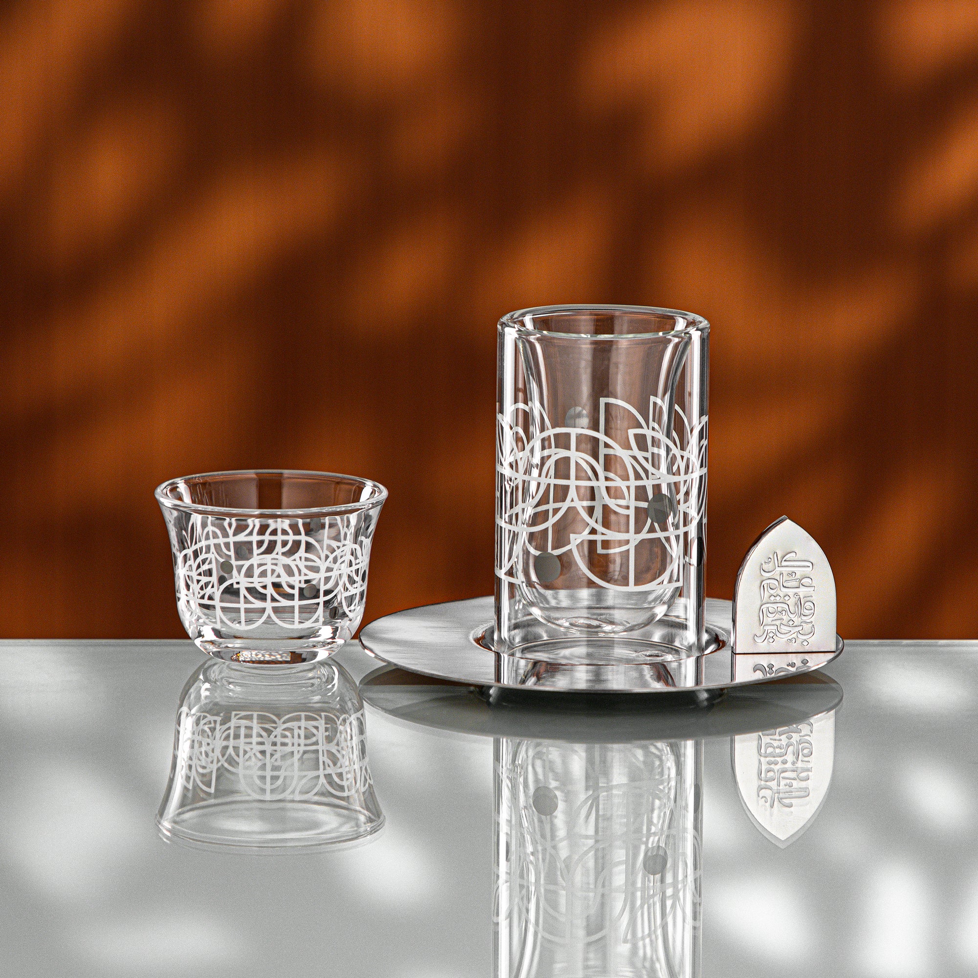 طقم شاي وقهوة المرجان، ١٨ قطعة، أبيض ونقشة فضية