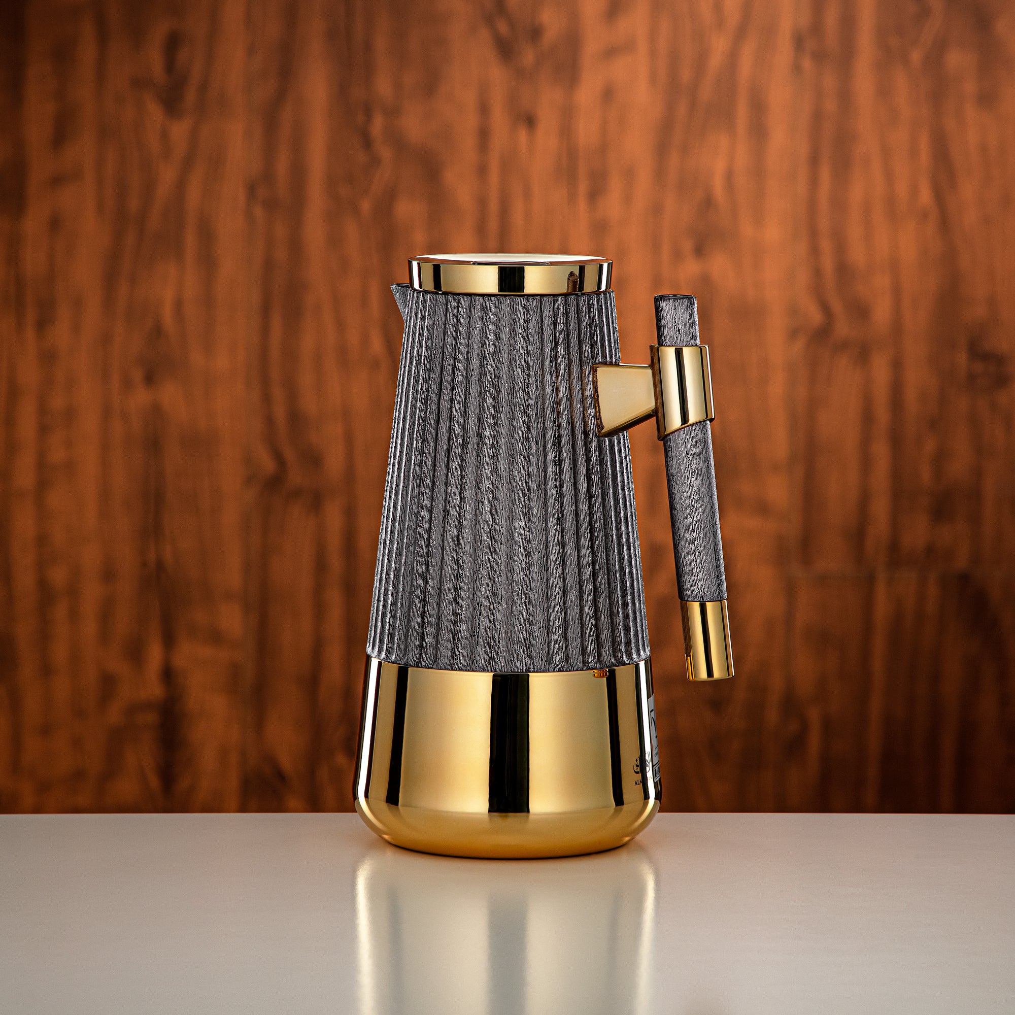 طقم ترامس المرجان 1 لتر + 1 لتر أسود غامق وذهبي