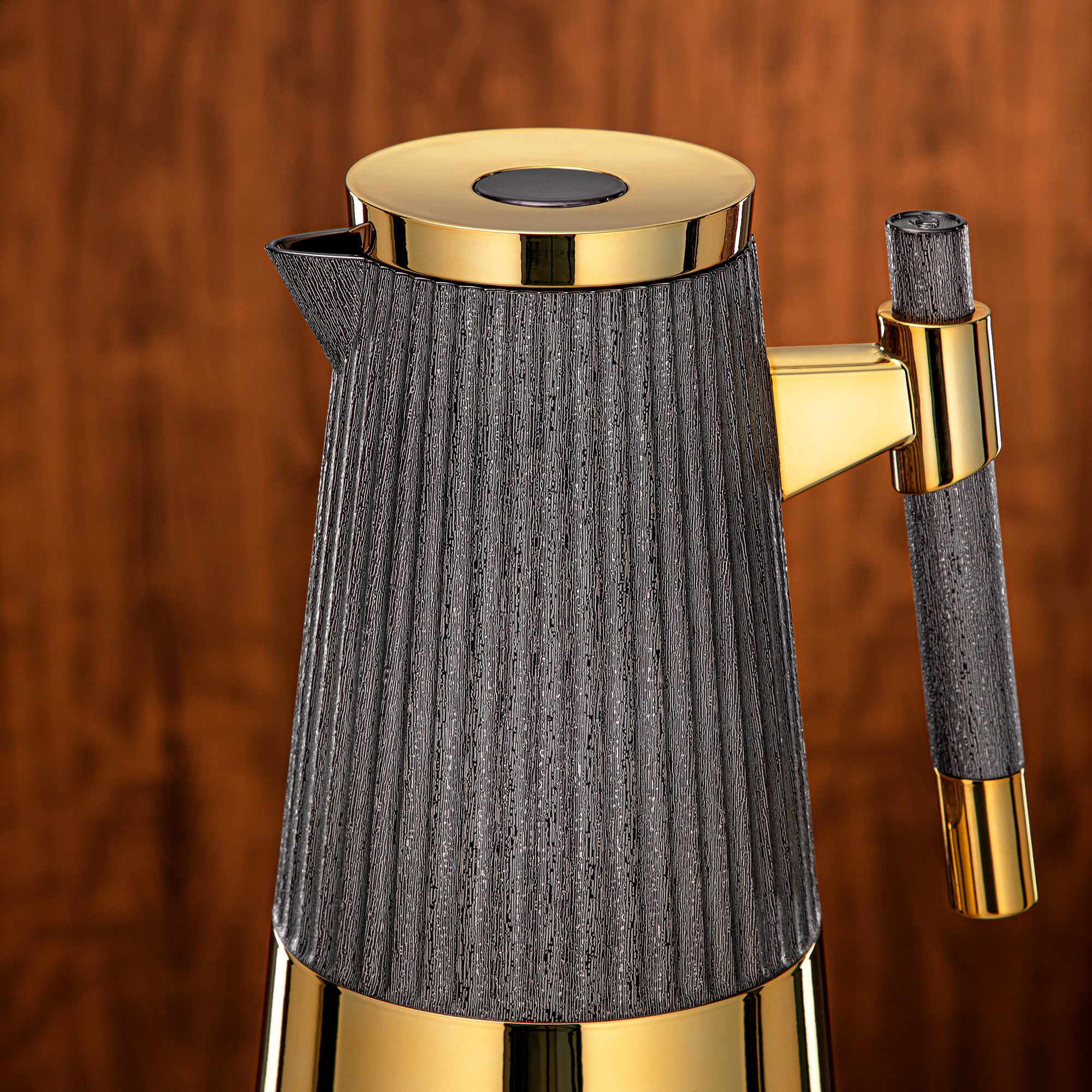 طقم ترامس المرجان 1 لتر + 1 لتر أسود غامق وذهبي